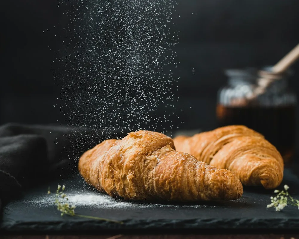 Croissant dorati appena serviti